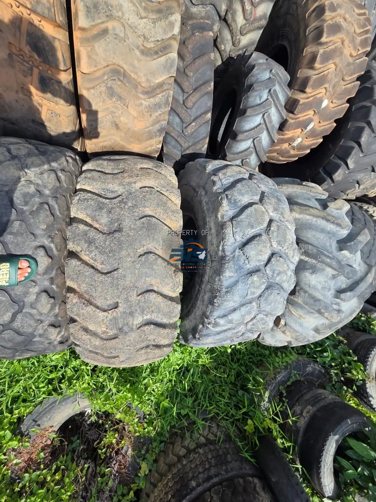 Ban loader dan ban alat berat bekas berbagai ukuran untuk dapra