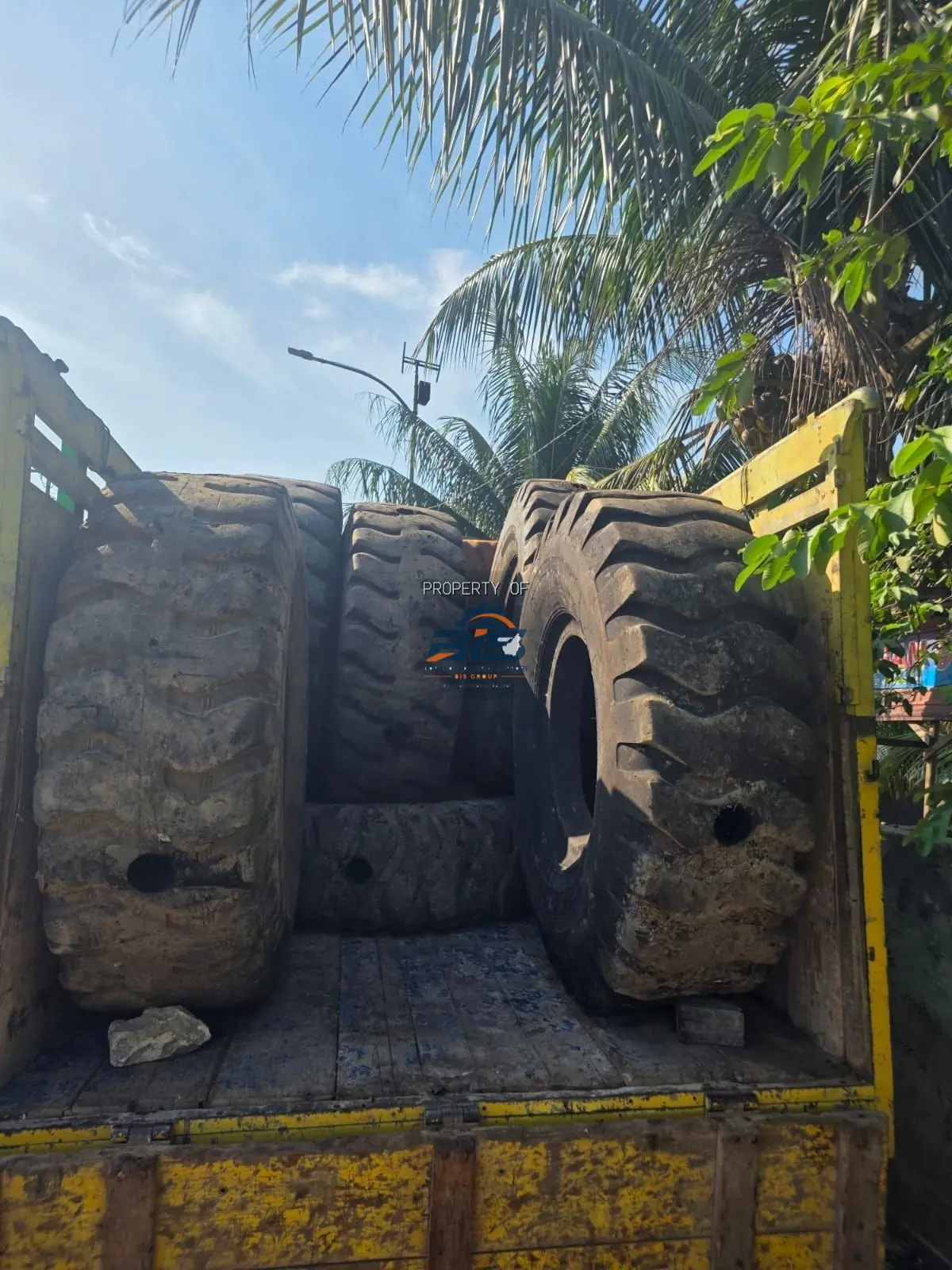 Ban dapra yang sudah dilubangi dimuat ke bak truk