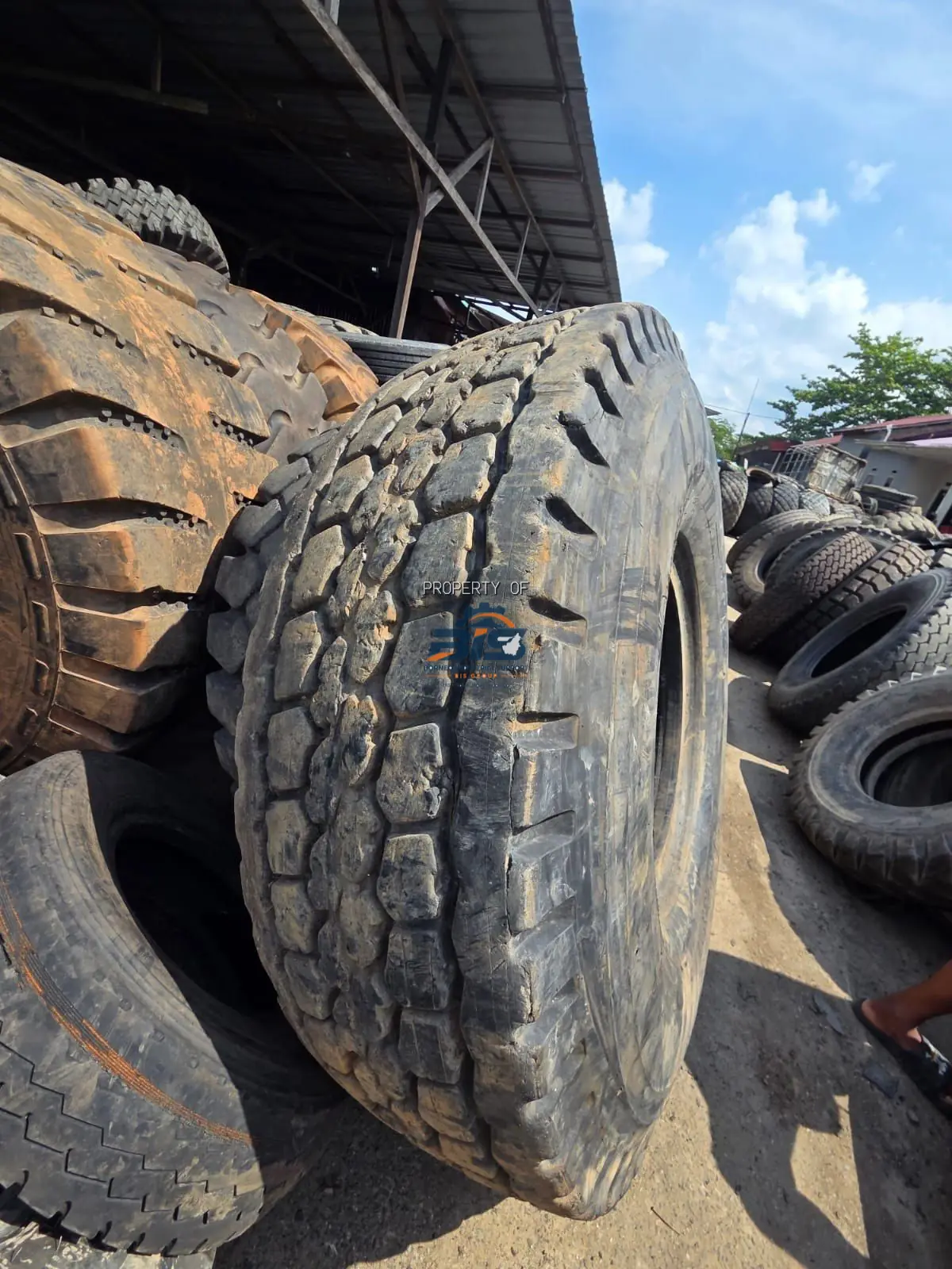 Ban dapra kapal bekas berukuran besar di gudang beratap