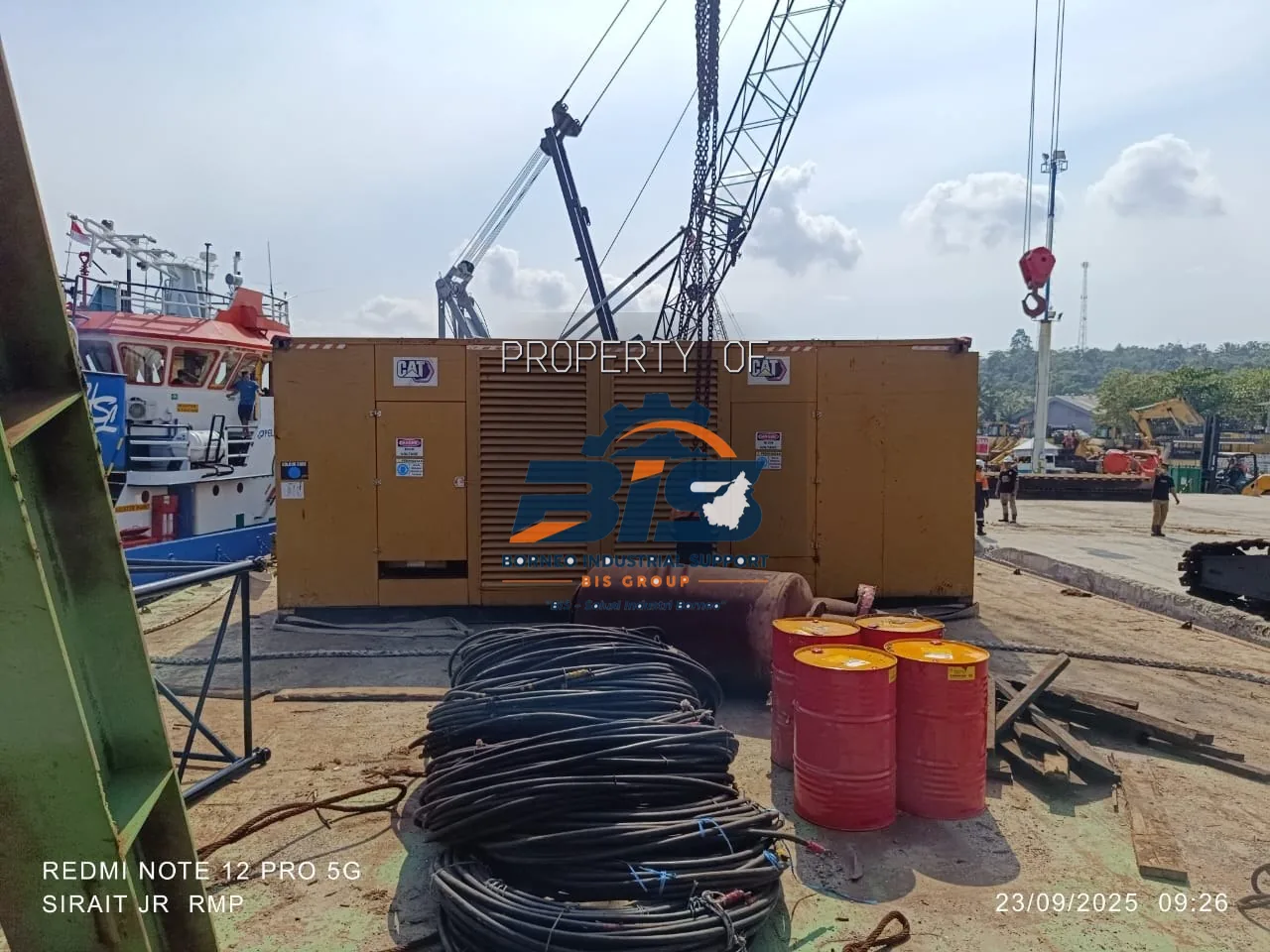 Genset kapasitas besar terpasang di atas dek tongkang bersama tangki bahan bakar IBC dan gulungan kabel daya