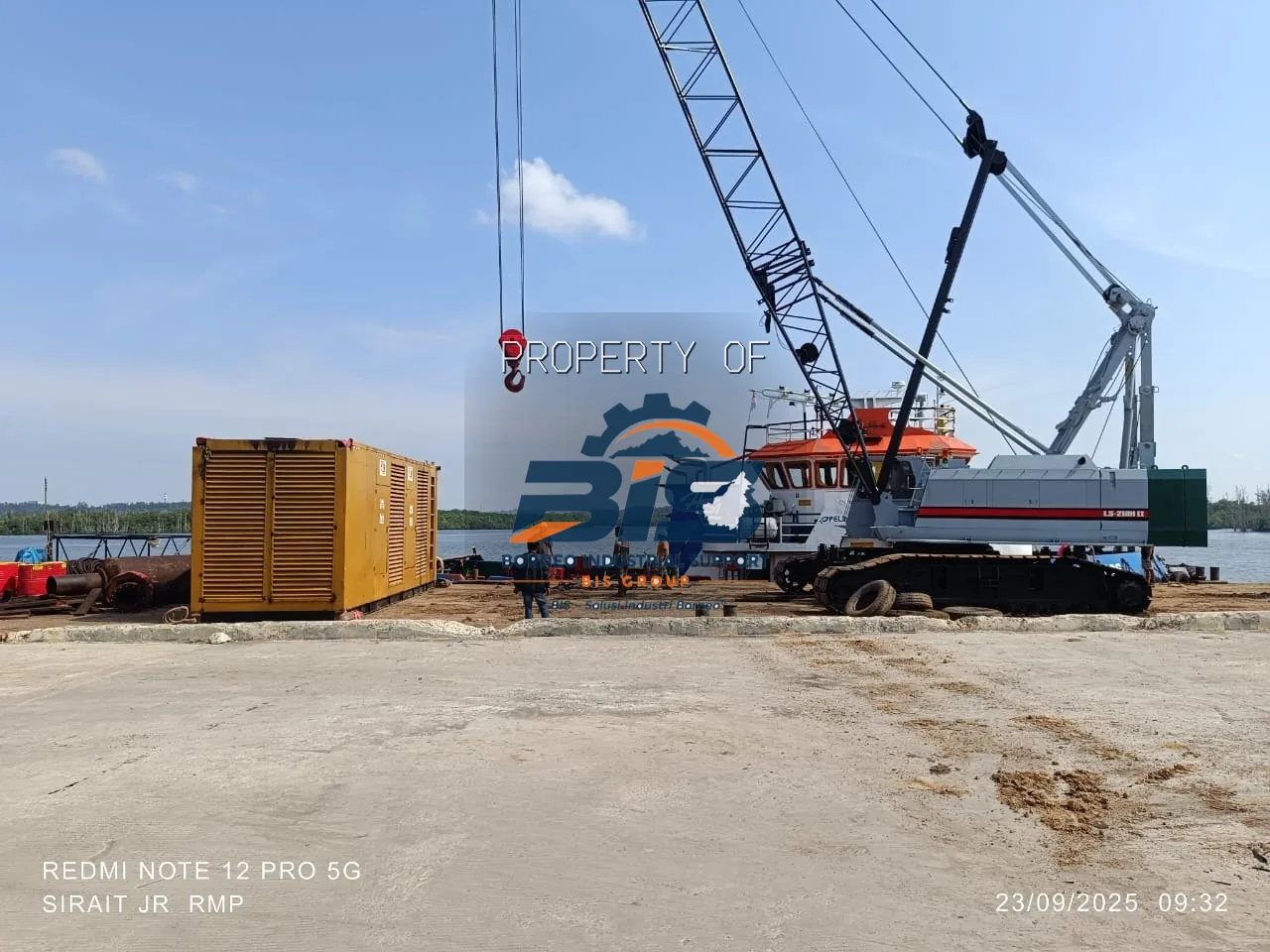 Unit genset kapasitas besar di lokasi kerja siap menjalani uji beban