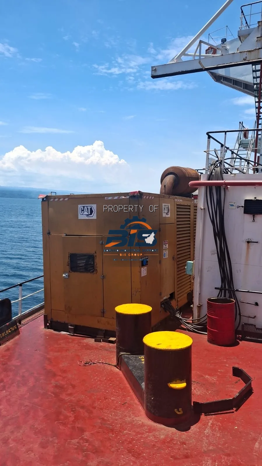 Unit genset dengan panel kontrol terpasang di lokasi kerja