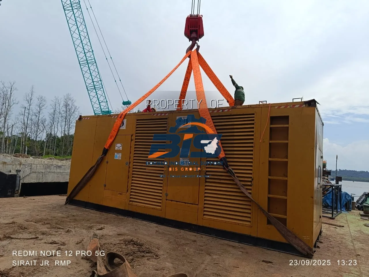 Unit genset diesel beroperasi di lokasi proyek dengan jalur bahan bakar terpasang