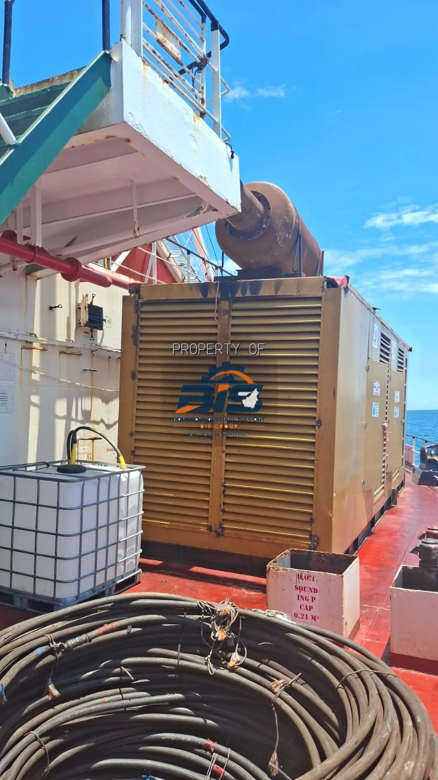 Genset diesel dengan tangki bahan bakar di lokasi proyek