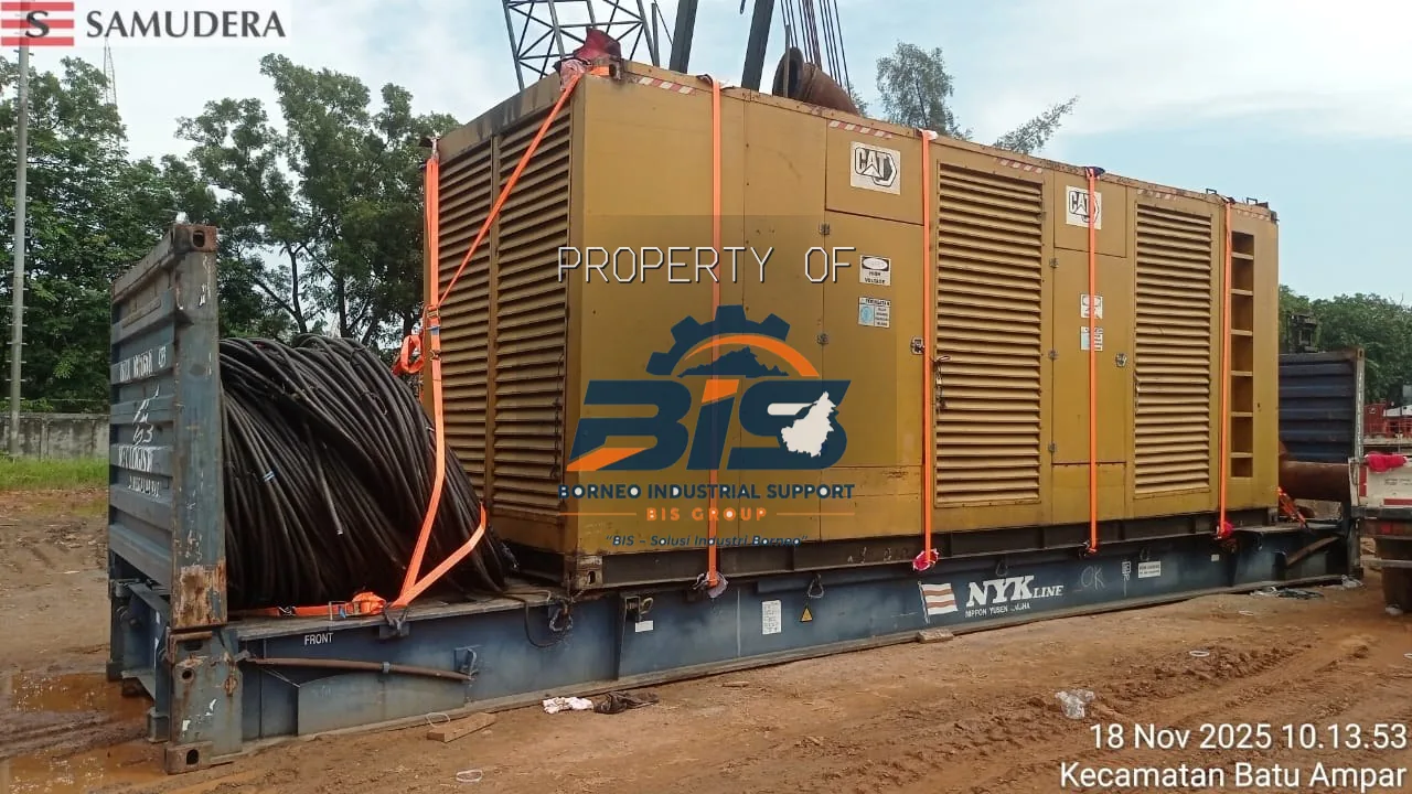Unit genset diesel di lokasi kerja yang sedang diperiksa sebelum dinyalakan