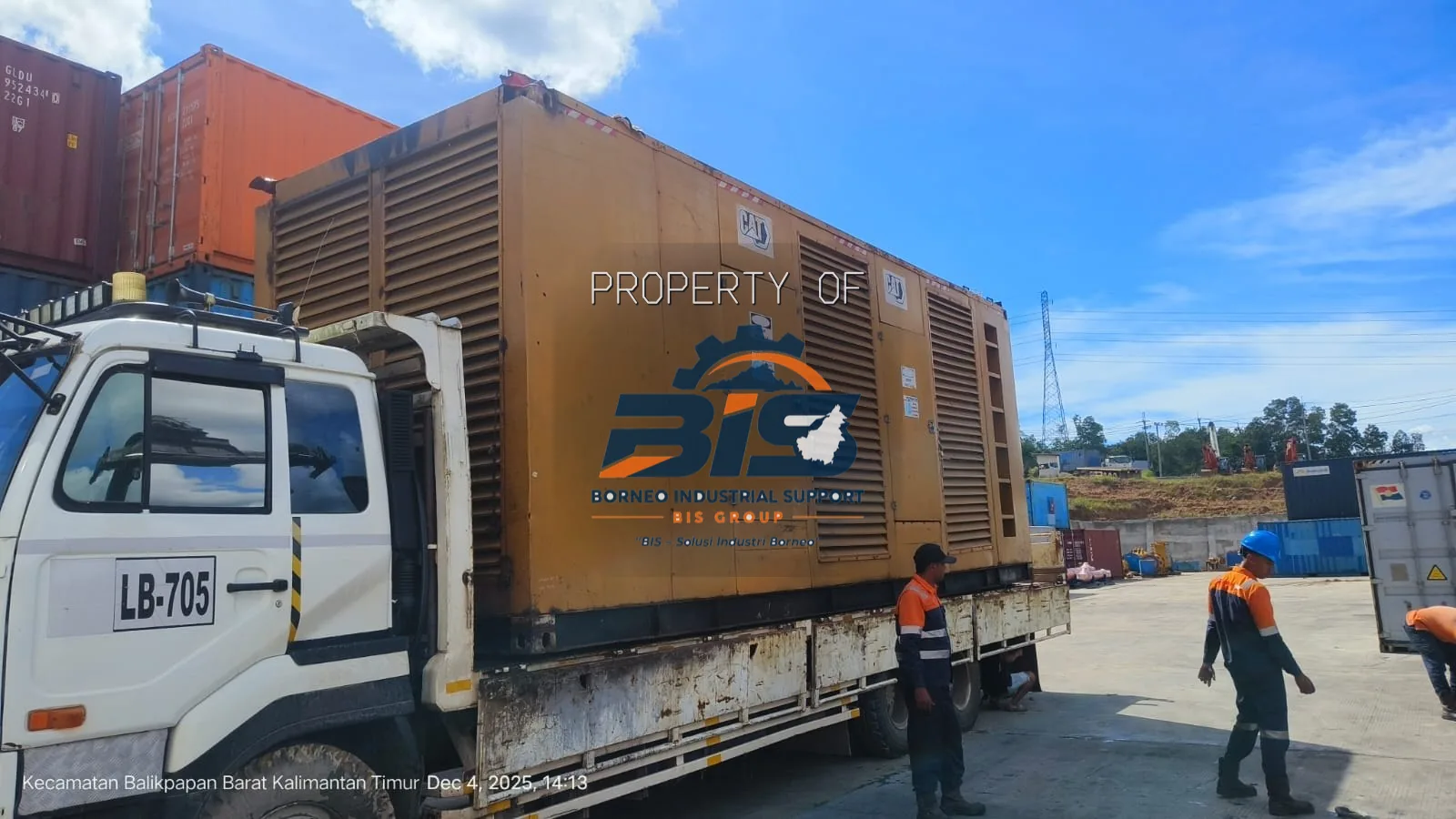 Unit genset kapasitas besar yang disiapkan untuk pengiriman