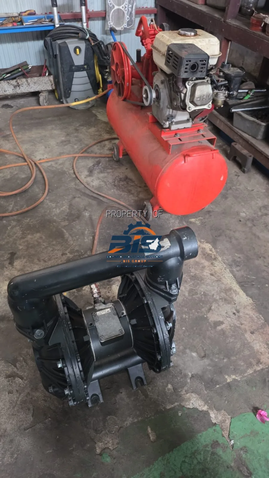 Air operated diaphragm pump dengan selang hisap dan buang terpasang