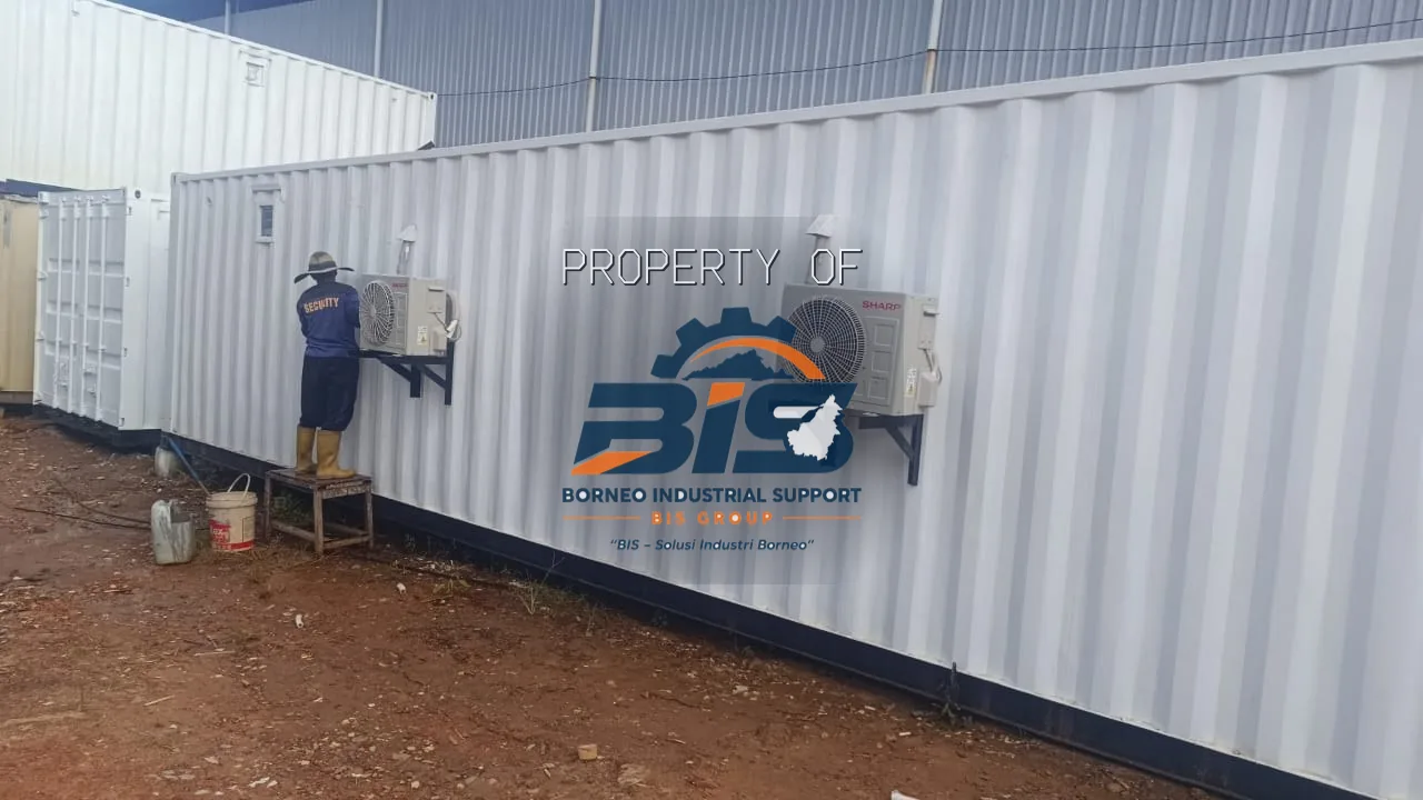 Deretan office container hasil fabrikasi terpasang di lokasi proyek dengan unit AC pada bracket baja