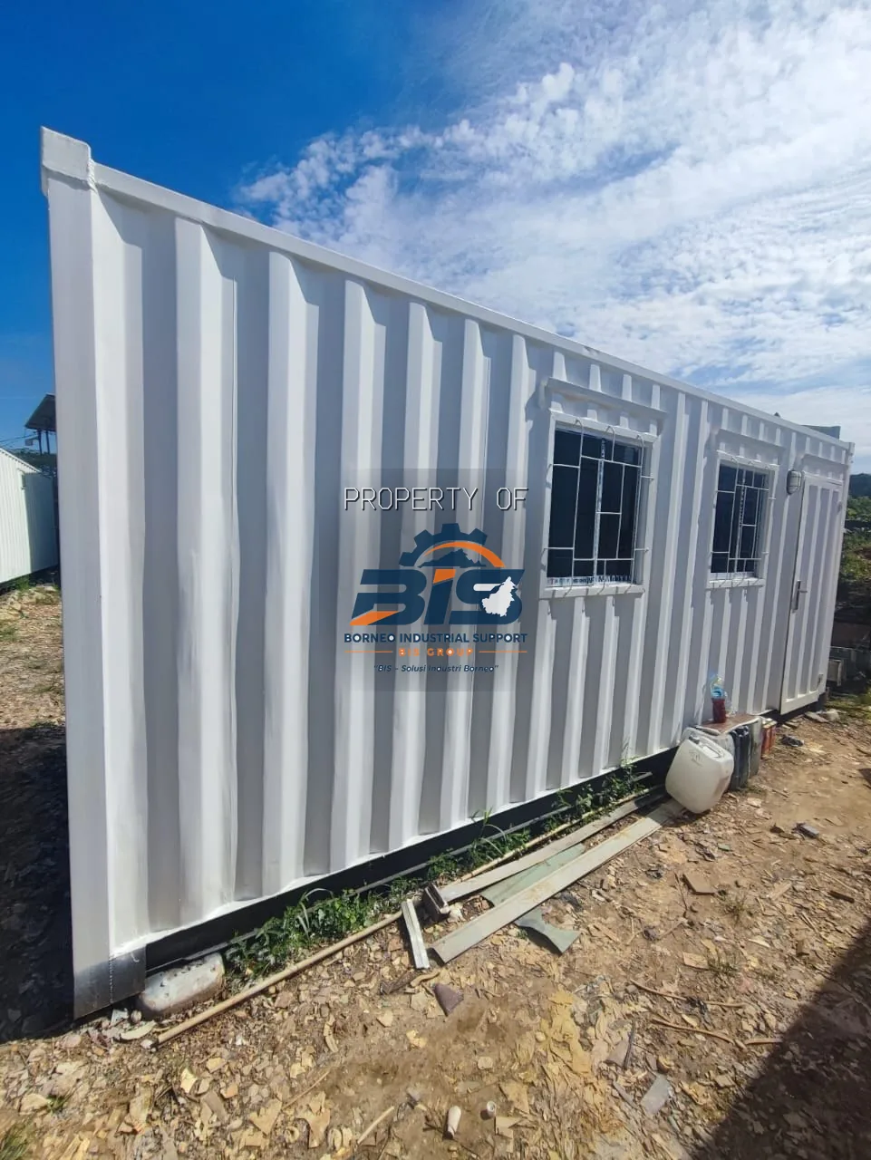 Pekerjaan fabrikasi rangka baja di workshop sebelum dikirim ke lokasi proyek