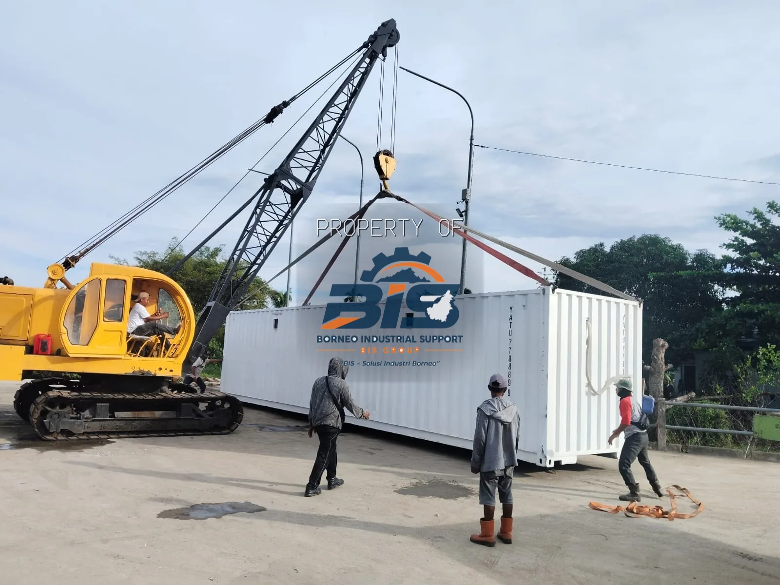 Office container hasil fabrikasi workshop dengan pintu, jendela, dan unit AC terpasang