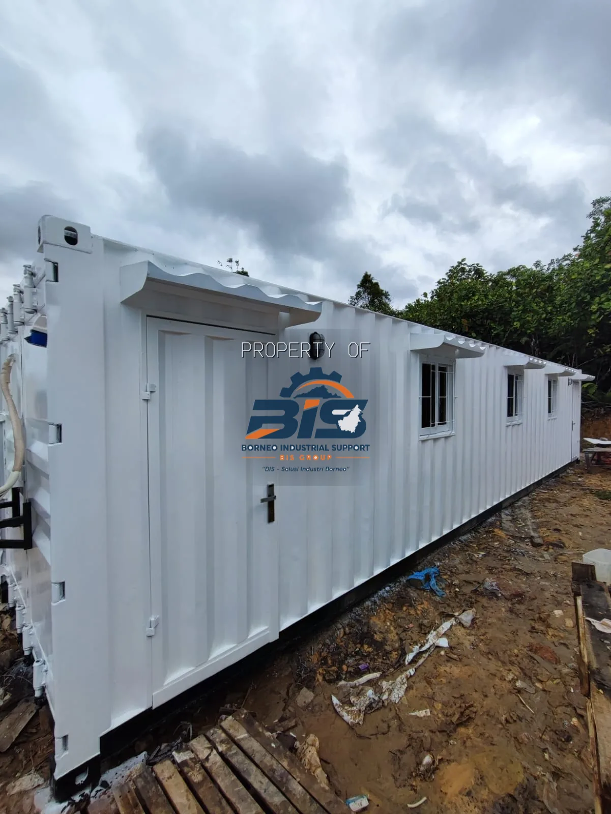Rangka baja hasil fabrikasi di workshop sebelum tahap finishing