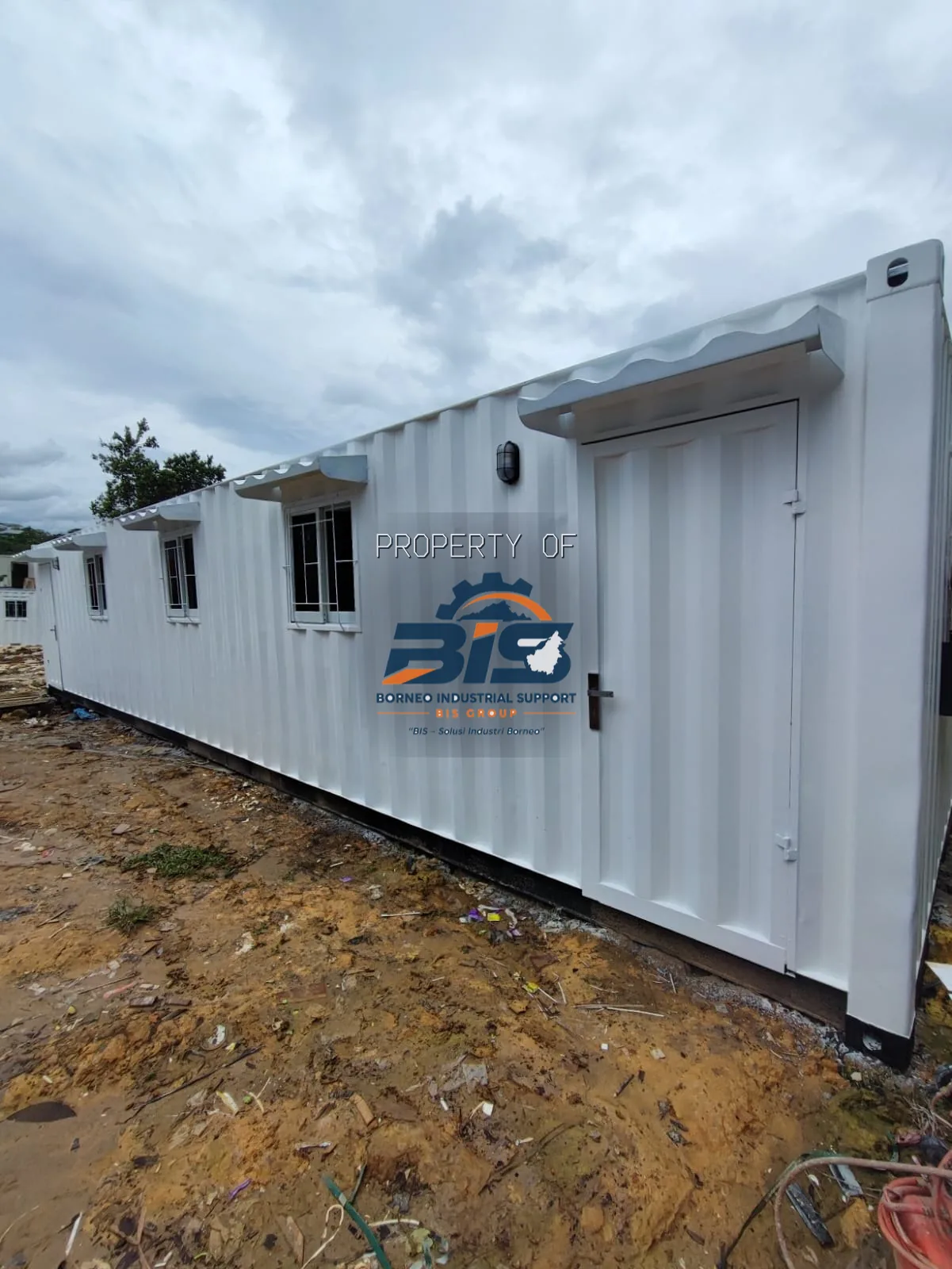Pekerjaan fabrikasi komponen baja di workshop