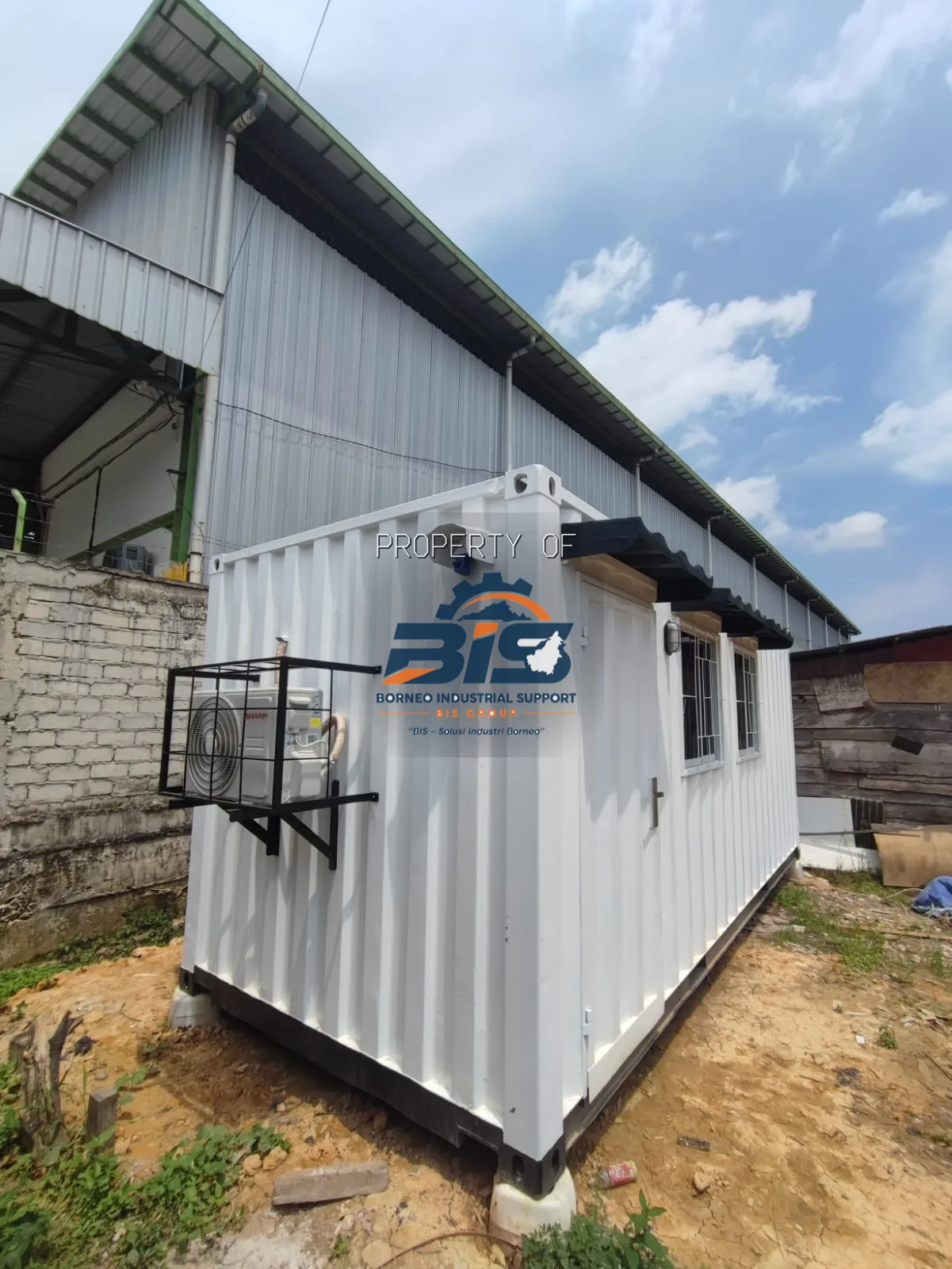 Rangka baja hasil fabrikasi workshop untuk keperluan penyimpanan material