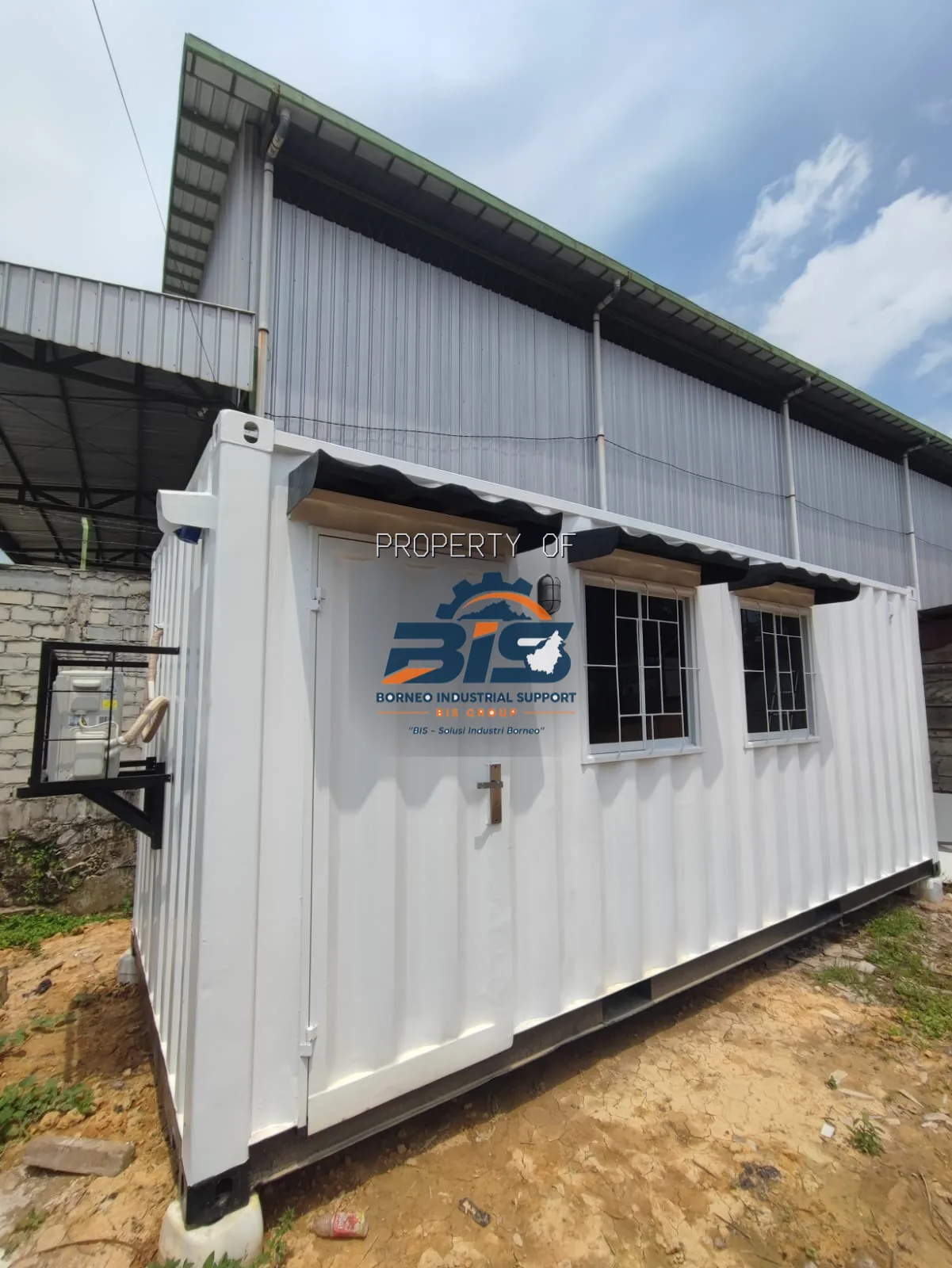 Pekerjaan fabrikasi rangka baja di workshop sebelum dikirim ke lokasi pabrik