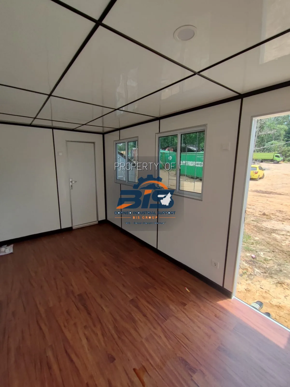 Office container hasil fabrikasi untuk fasilitas basecamp proyek