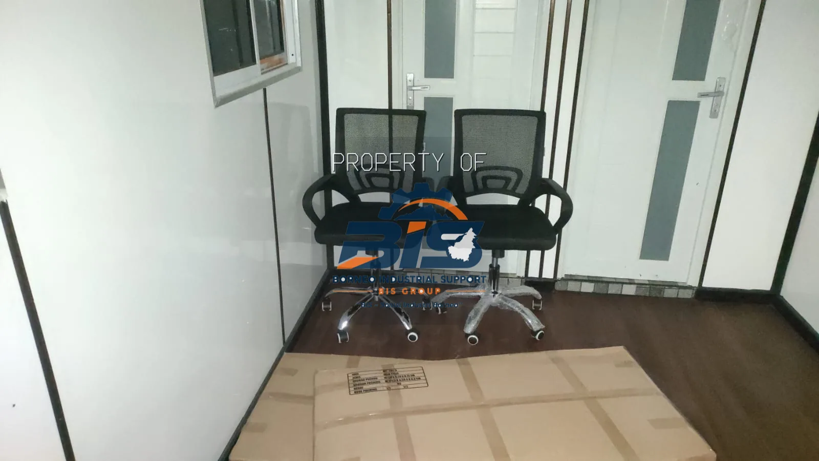 Interior office container hasil fabrikasi dengan dinding sandwich panel putih, lantai vinyl, dan pintu kaca