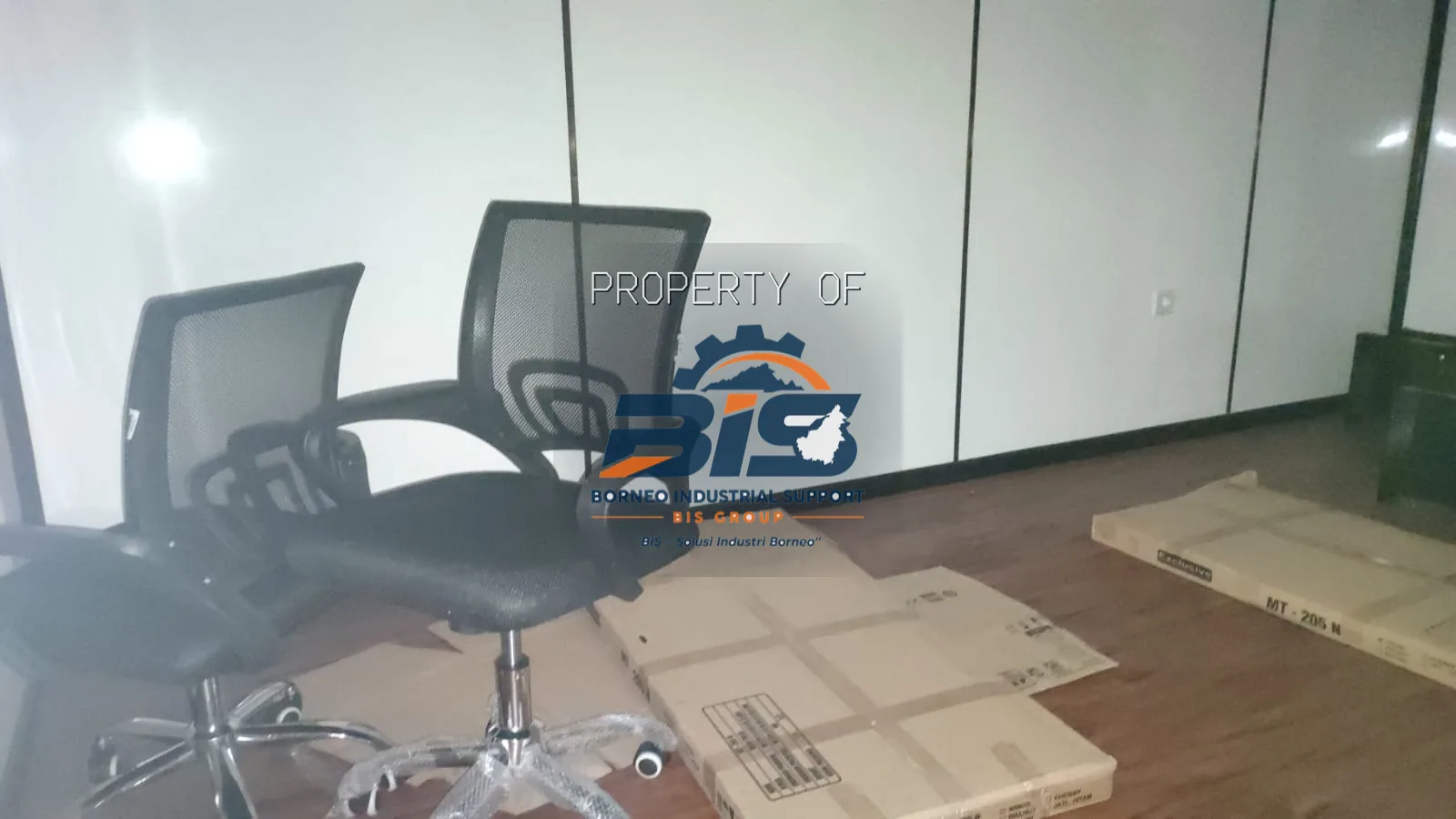 Struktur rangka baja hasil fabrikasi untuk keperluan penopang di area industri