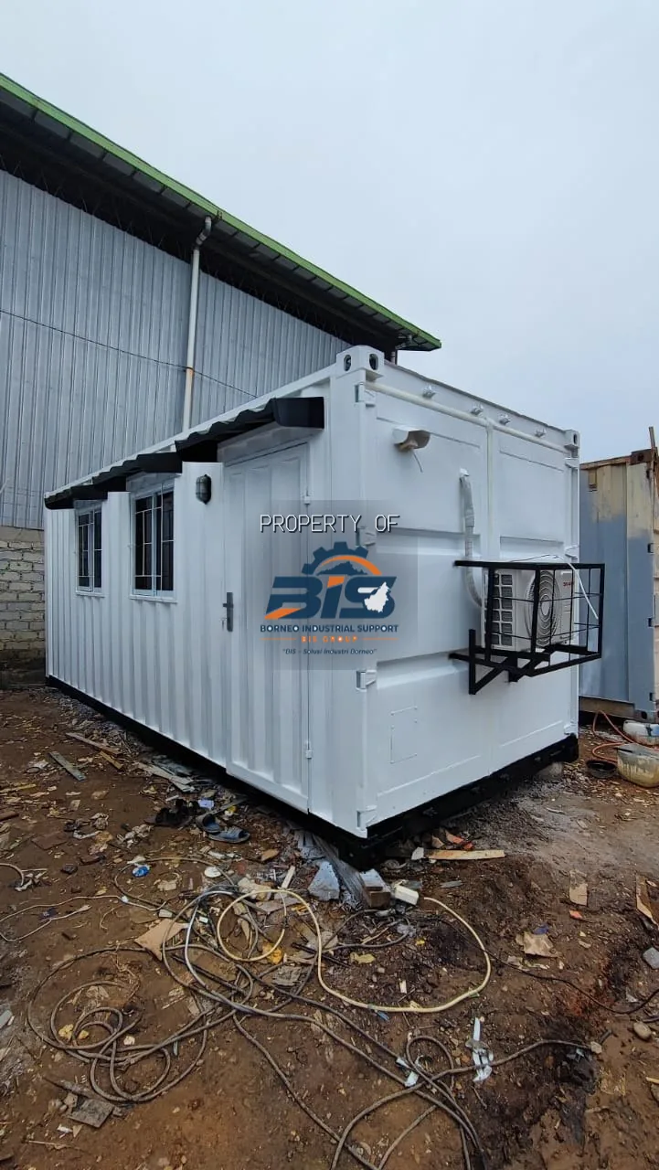 Pekerjaan fabrikasi baja di workshop untuk kebutuhan lokasi tambang